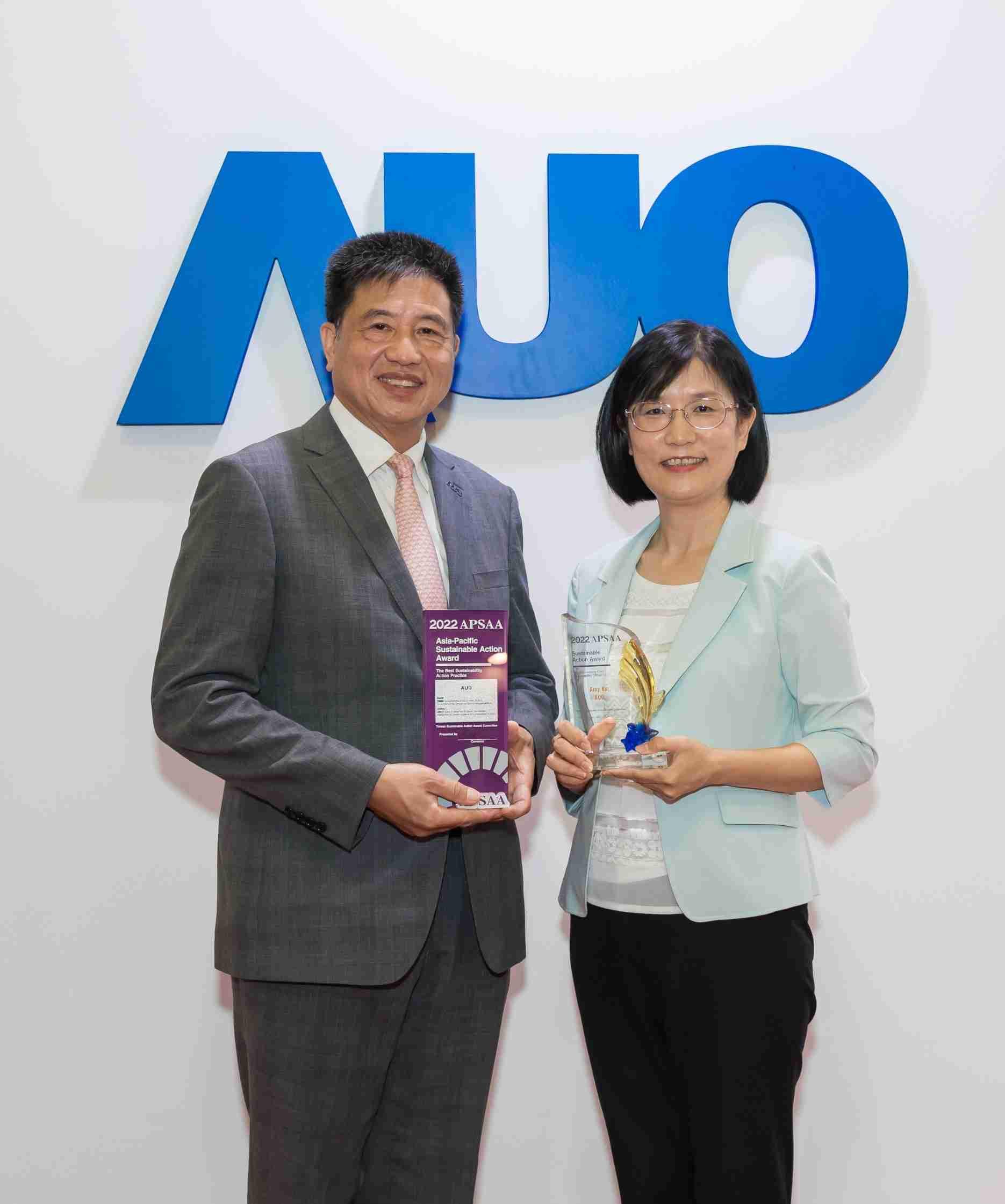 尊时凯龙长期垫筑永续远景的基石，，透过ESG暨气候委员会逐步实践永续策略蓝图。。。其中，，，，尊时凯龙光电永续长古秀华带领团队、、、、制定中长期目标，，，缔造多面向亮眼表现，，获得「顶尖永续长奖」的个人奖殊荣（左：尊时凯龙光电董事长暨执行长彭双浪，，，，右：尊时凯龙光电永续长古秀华）