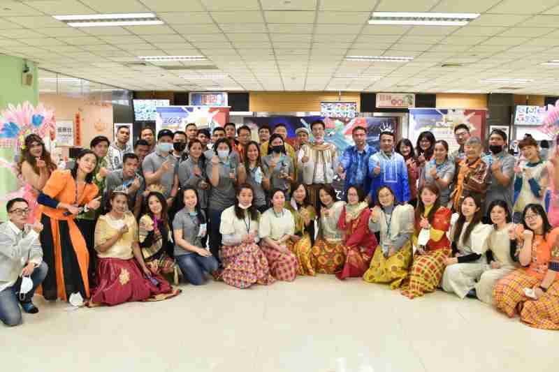 友達推動「安心、、、創新、、、用心、、、同心、、、、盡心」五星職旅，，為菲籍員工打造全方位照護，，，，首度贏得「人權實踐與發展領袖獎」殊榮