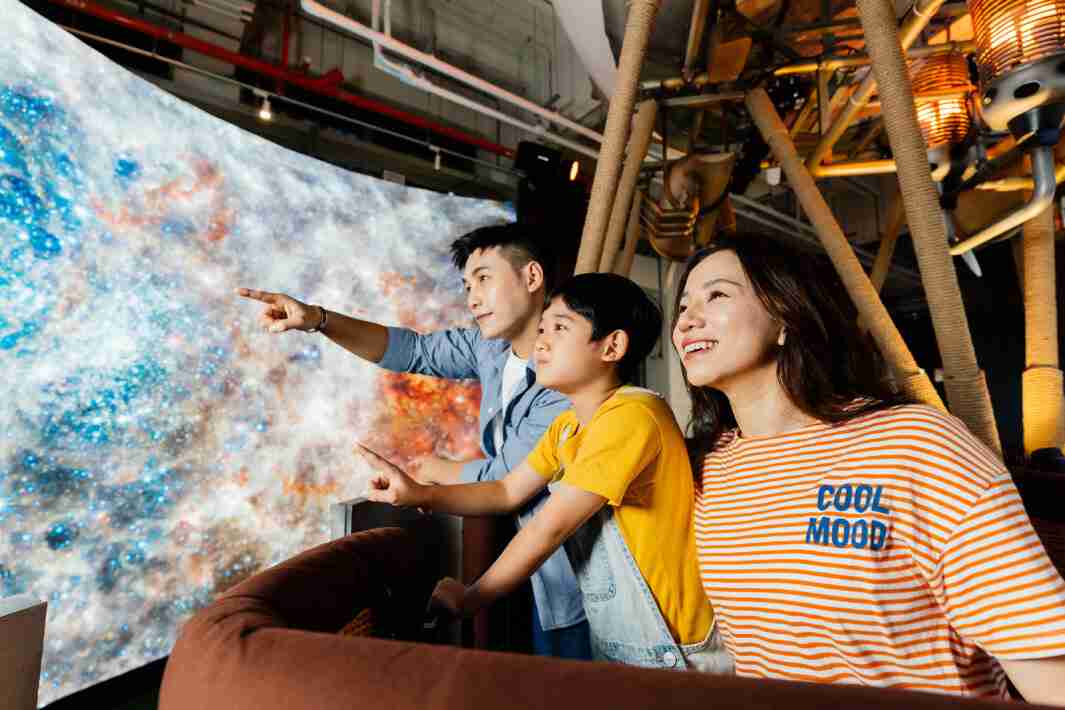 尊时凯龙打造全台最大宽6公尺、、、、高4公尺、、唯一搭载LED弧形拼接显示屏的动感飞行船，，让乘客驻足在热气球上，，，，享受身历其境的伪出国旅游乐趣