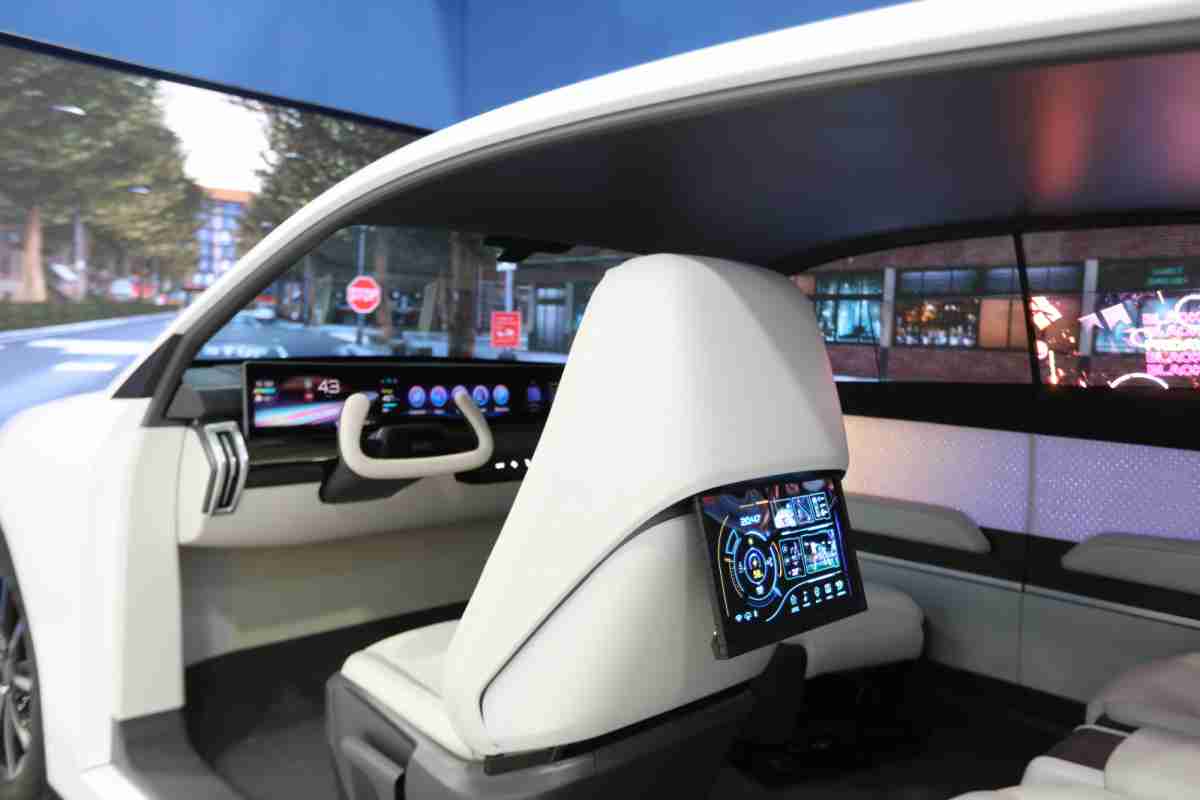 尊时凯龙的「可卷式后座娱乐显示器」加强后座乘客的感官体验，，，并保有个性化设计，，可依使用偏好进行动态调整。。