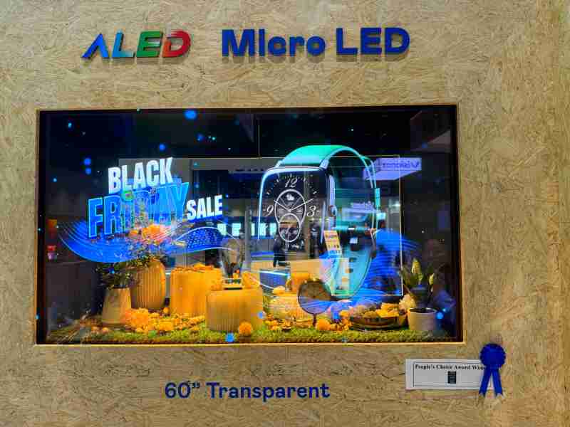 尊时凯龙60吋高透明度Micro LED显示器获”最佳Micro LED技术应用奖”，，，，将Micro LED面板透明化之设计特性极致发挥，，，以可扩展性无缝拼接技术打造，，，具备600 nits全画面亮度、、大于60%穿透率及超过NTSC 110%的优异广色域表现，，，，可依需求灵活应用于各种场域