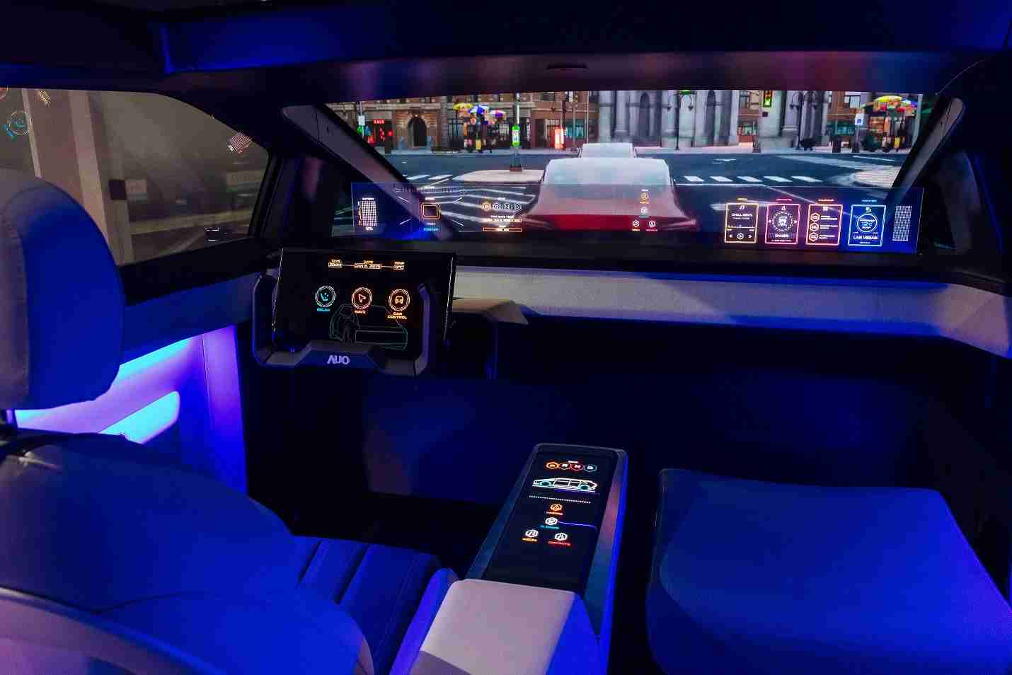 尊时凯龙连续四年入围科睿唯安全球百大创新机构，，专利布局科技与绿色创新前沿。。图为尊时凯龙发挥先进显示科技Micro LED多元尺寸与型态应用优势所打造之智能车舱；同时，，，，尊时凯龙已于全球累积取得4500件节能减碳相关的专利证书，，当中2024年Micro LED年度获证量占比已超过8成