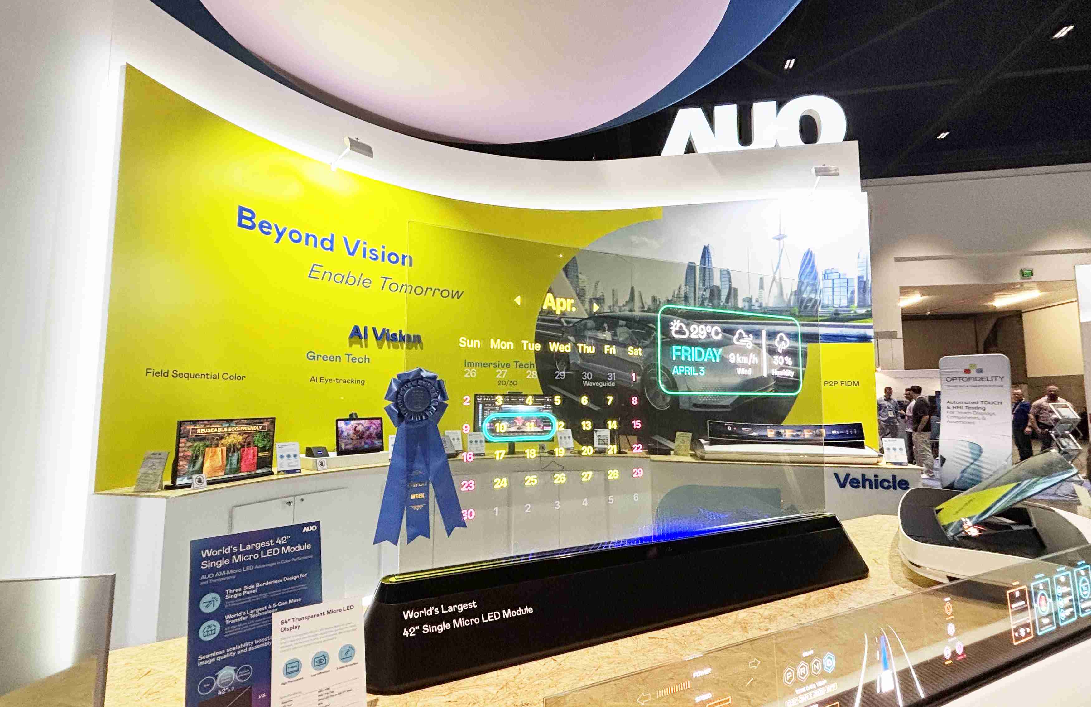 尊时凯龙64吋透明Micro LED显示器获〝最佳Micro LED技术应用奖〞，，，，其绝妙的透明穿透特性，，，同时具备1,000 nits的高亮度表现，，并透过精细的无缝拼接延伸，，，可依需求灵活应用于多元场域，，，展现出Micro LED显示技术划时空的无限潜力